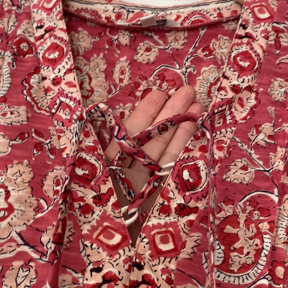 Lucky Brand Lace Up V-Neck Blouse w Pintuck Pleats in Rose Red Paisley Print - Picture 4 of 12